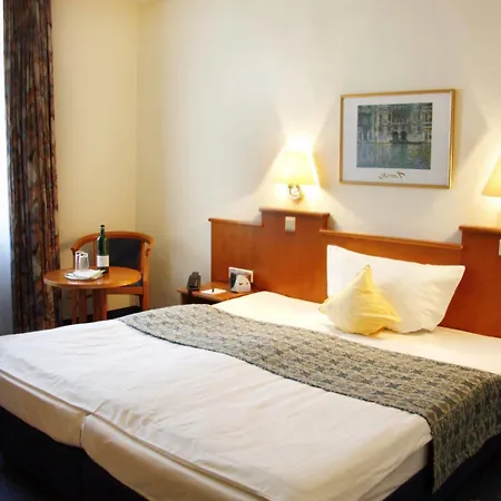 Sure By Western Ambassador 3*